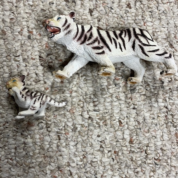 Small Lot of Three Animal Figurines - Picture 3 of 5